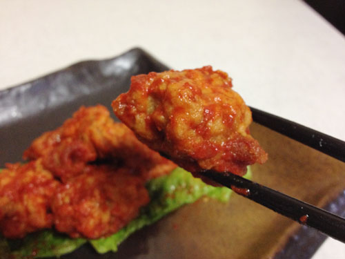 ヤンニョンチキンをひと口
