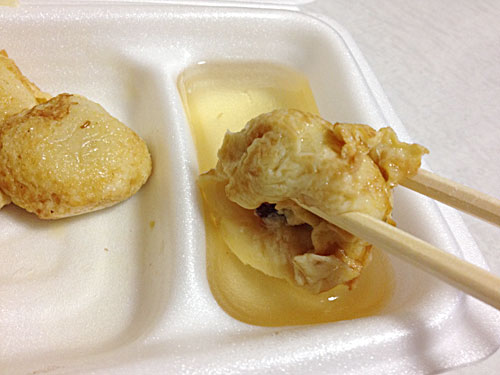 明石焼きを付属のかつお出汁に浸して