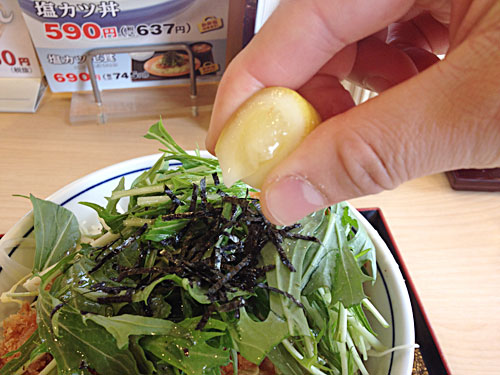 レモンを絞り入れる