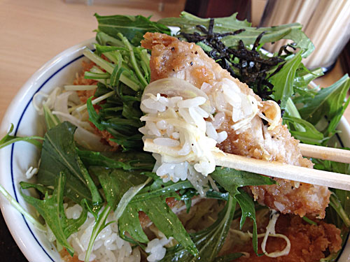 塩カツ丼、ごはんとカツを一緒に