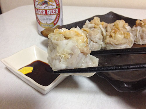 帆立シューマイを食べながらビール