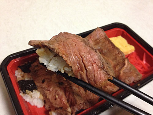 ステーキ弁当の牛肉をごはんと一緒に
