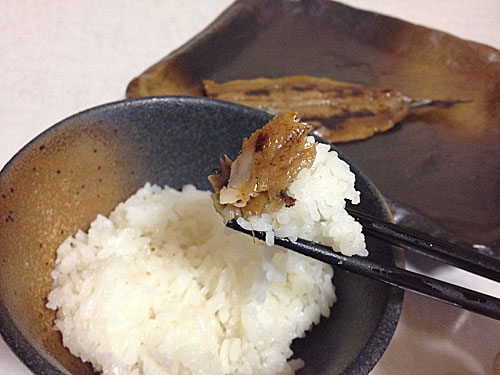 さんまのみりん干しをごはんと一緒に