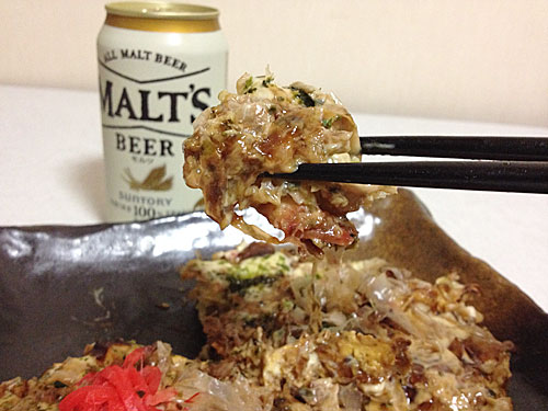 ビールとお好み焼きを一緒に