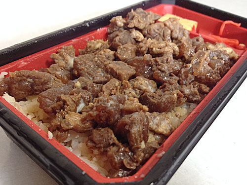 牛スジ弁当　アップ