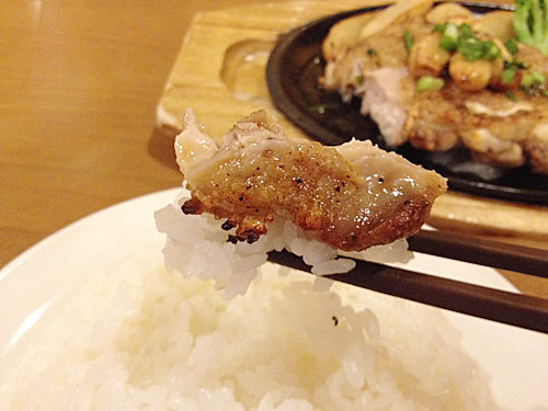 チキンステーキをごはんと一緒に