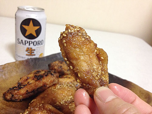 手羽先をビールと一緒に