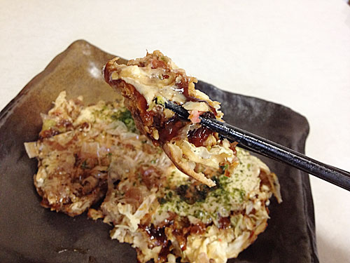 お好み焼き豚玉を一切れ