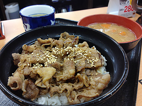 吉野家　牛カルビ丼＋とん汁　アップ