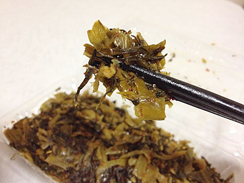 辛子高菜をひと口