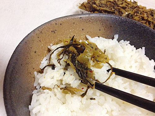 辛子高菜をごはんと一緒に