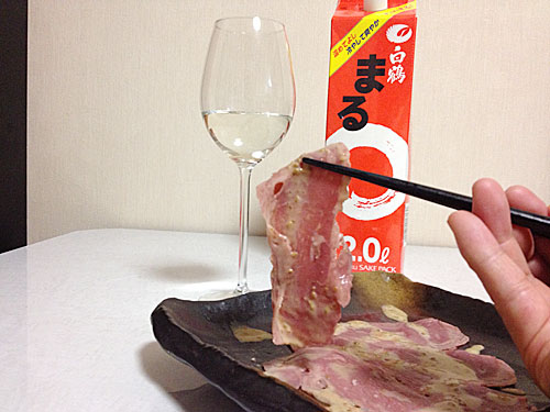 コーンビーフを白鶴まるパックと一緒に