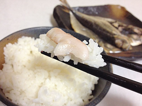 アジの干物をごはんと一緒に