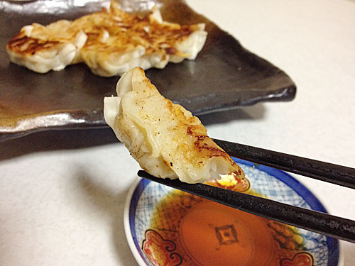 ギョーザをタレにひたして