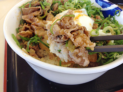 旨辛ネギたま牛めしの牛肉とごはんを一緒に