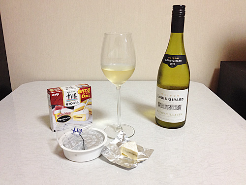 Maison Louis Girad Macon-Villages 2012と明治 十勝カマンベールチーズ