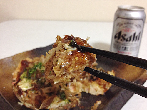 スーパードライを飲みながらお好み焼き