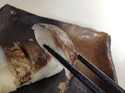 サバの身だけ食べる