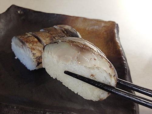 鯖寿司を食べる