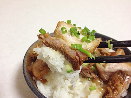 豚の角煮丼をひと口