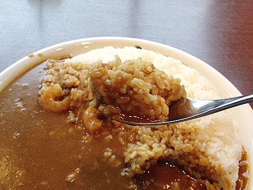 エビあさりカレーをひと口