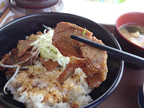 炭火豚丼のお肉