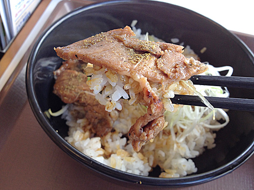 炭火豚丼のお肉とごはん