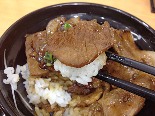 ロース豚丼のお肉をごはんと一緒に