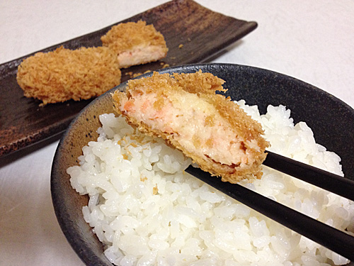 サーモンクリームコロッケをごはんと一緒に