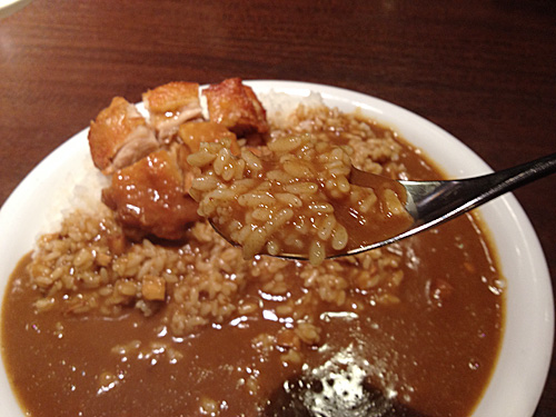 パリパリチキンカレーをひと口