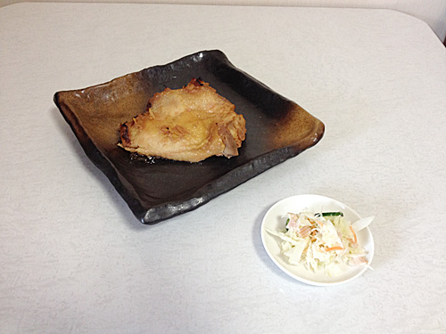 チキンの生姜焼きとコールスローサラダ