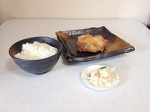 チキンの生姜焼きとコールスローサラダとごはん