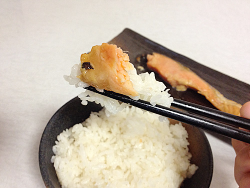 サーモンの粕漬けをごはんと一緒に