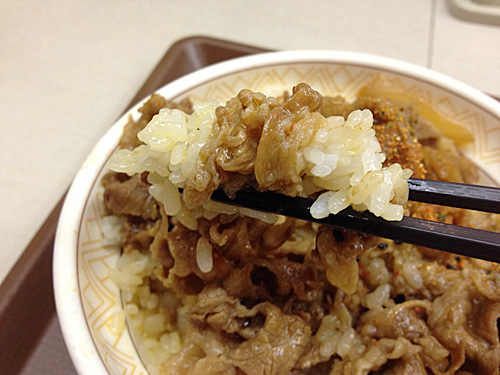 お肉をごはんと一緒に