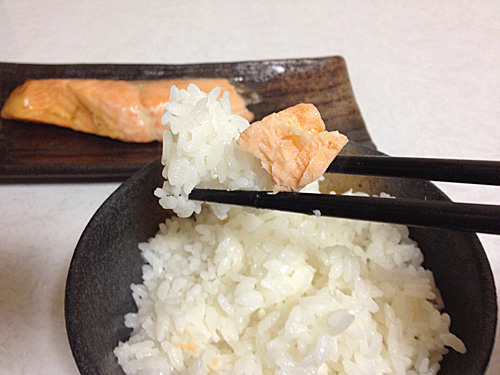 サーモンをごはんと一緒に