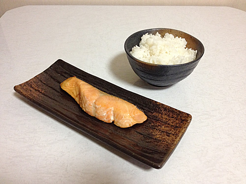 サーモンの醤油糀漬けとごはん