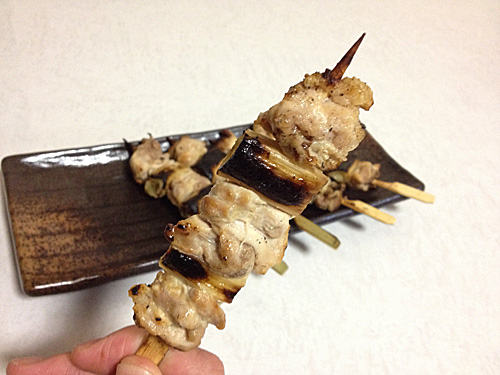 ねぎもも串を食べる