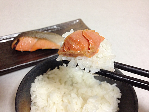 紅鮭切り身をごはんと一緒に