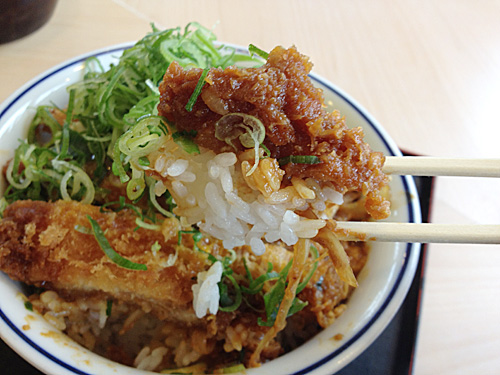 味噌カツをごはんと一緒に