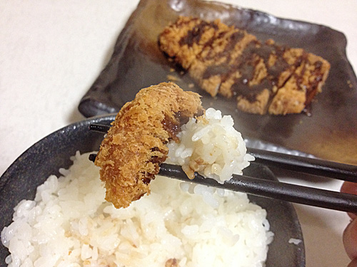 トンカツをごはんと一緒に