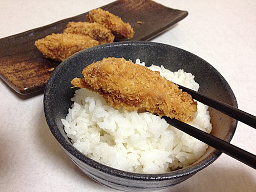 カキフライをごはんと一緒に