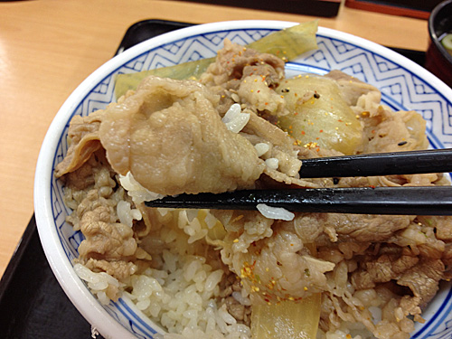 牛肉とごはんを一緒に