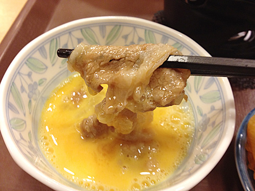 牛肉を生卵に浸して