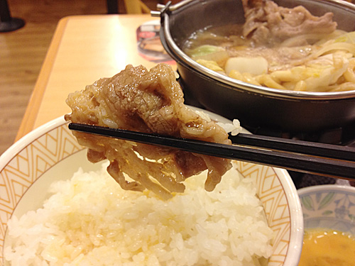 牛肉をごはんと一緒に