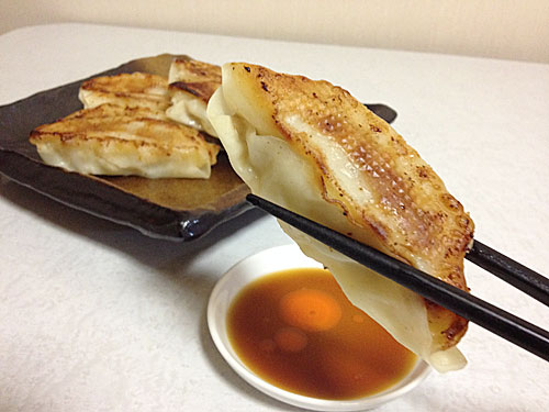ジャンボ餃子をタレに浸して