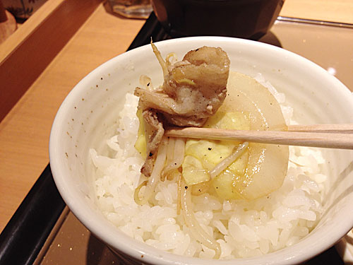 肉野菜炒め定食をごはんに乗せて