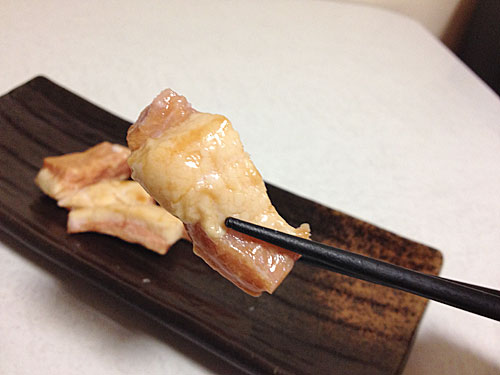 とんトロスモークをひと口
