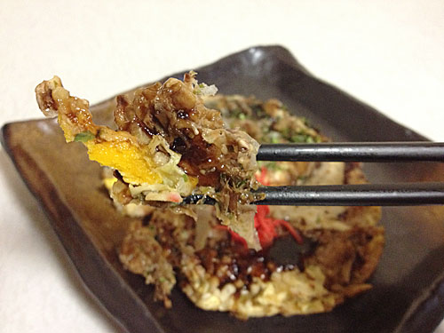 お好み焼きをひと切れ