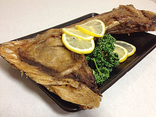 バカでかいマグロのカマ　アップ