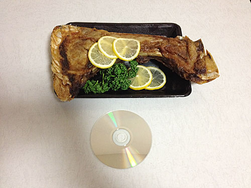 鮪のカマとCDをサイズ比較